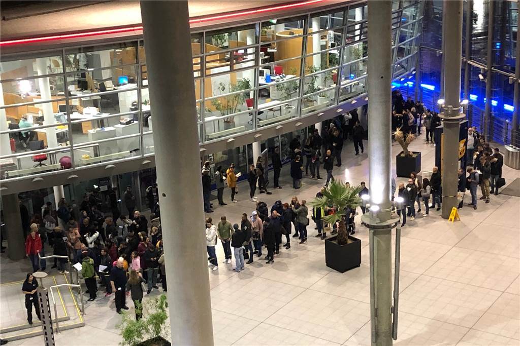 5 Stunden warten auf ein Kennzeichen – Brückentag führt die Bürgerdienste an ihre Grenzen Am frühen Morgen standen die Bürger vor den Bürgerdiensten erstmal an.