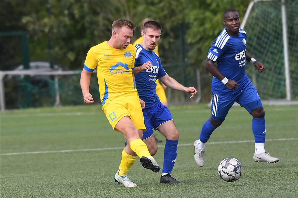 Am fünften Spieltag in Castrop-Rauxel gab es spannende Spiele im Jugend- und Seniorenfußball. Fotograf Volker Engel war vor Ort.
