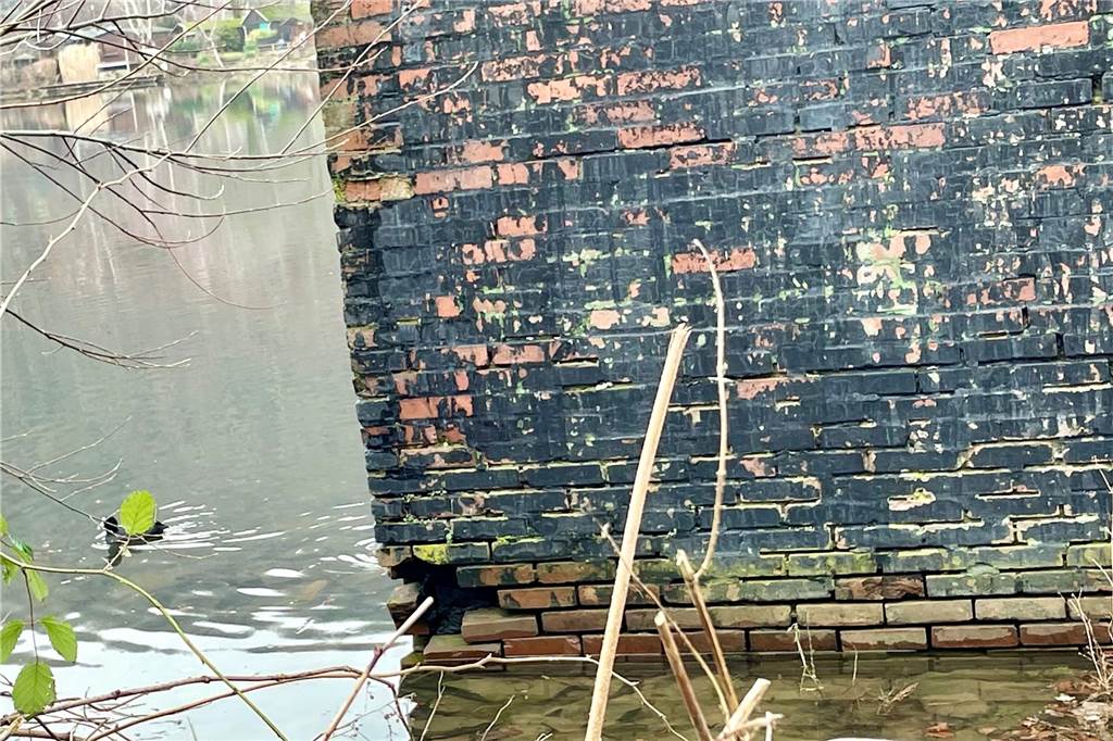 Zehn Zentimeter pro Tag: Das Wasser im Hengsteysee steigt wieder Am Fundament der alten Strommasten am Südufer kann man genau sehen, wie viel Wasser noch im Hengsteysee fehlt.