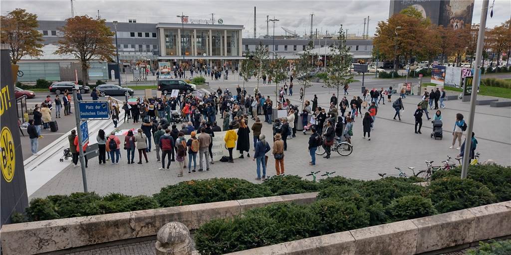 Demo für Mahsa Amini: Demonstranten schneiden sich aus Protest die Haare ab Am Fuß der Katharinentreppe demonstrieren am Dienstagabend (27.9.) rund 100 Menschen für Frauenrechte im Iran.