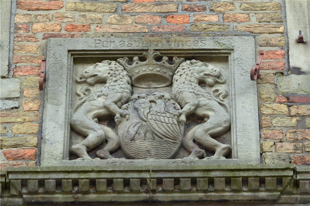 Das Steinhaus: Ein repräsentativer Bau für die Verwaltung des Klosterbesitzes Werden Am Fuß des Giebels befindet sich der Wappenstein: ein bekröntes Schild von Löwen gehalten.