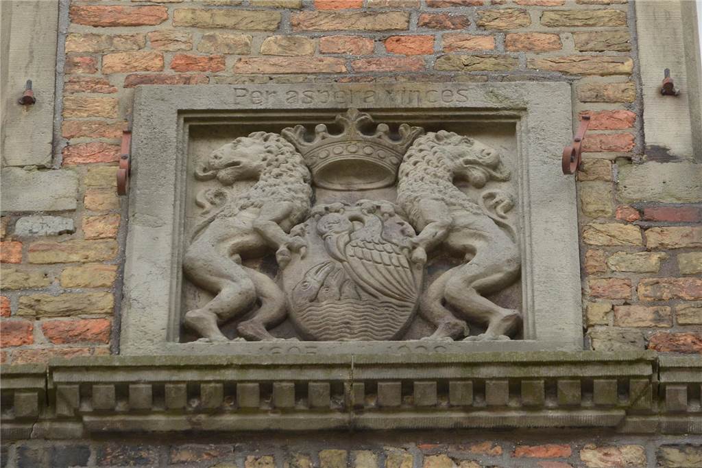 Am Fuß des Giebels befindet sich der Wappenstein: ein bekröntes Schild von Löwen gehalten.