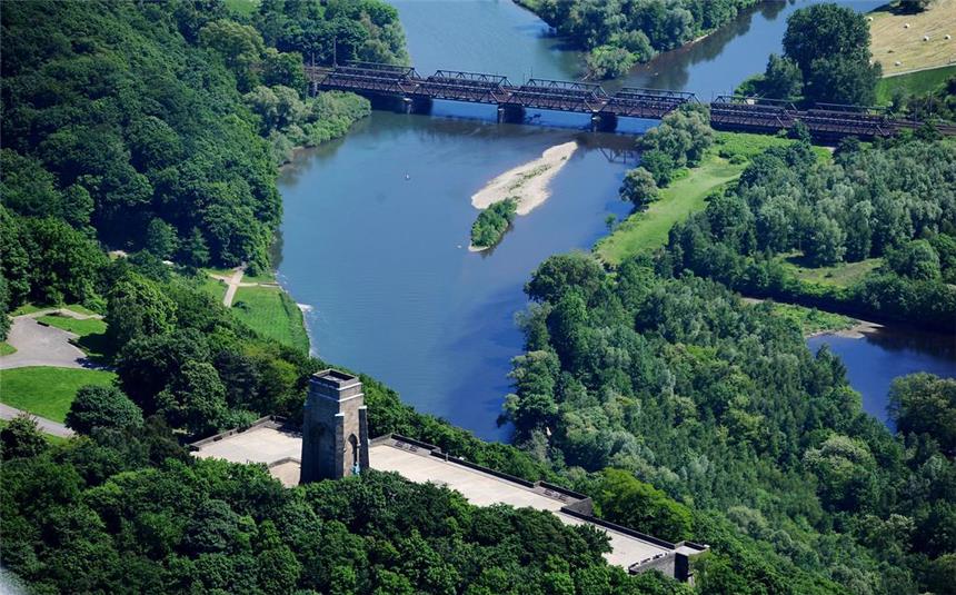 Hengsteysee: Radfahrer überrollt Dreijährige Am Fuße der Burgruine Hohensyburg in Dortmund liegt der Hengsteysee, in dem Ruhr und Lenne zusammenfließen. Auf dem See fahren das Rundfahrtschiff "Freiherr vom Stein", Tret- und Ruderboote sowie einige sportliche Stand-Up Paddler. Um den See herum führt ein etwa 6,5 km langer Fuß- und Radweg.