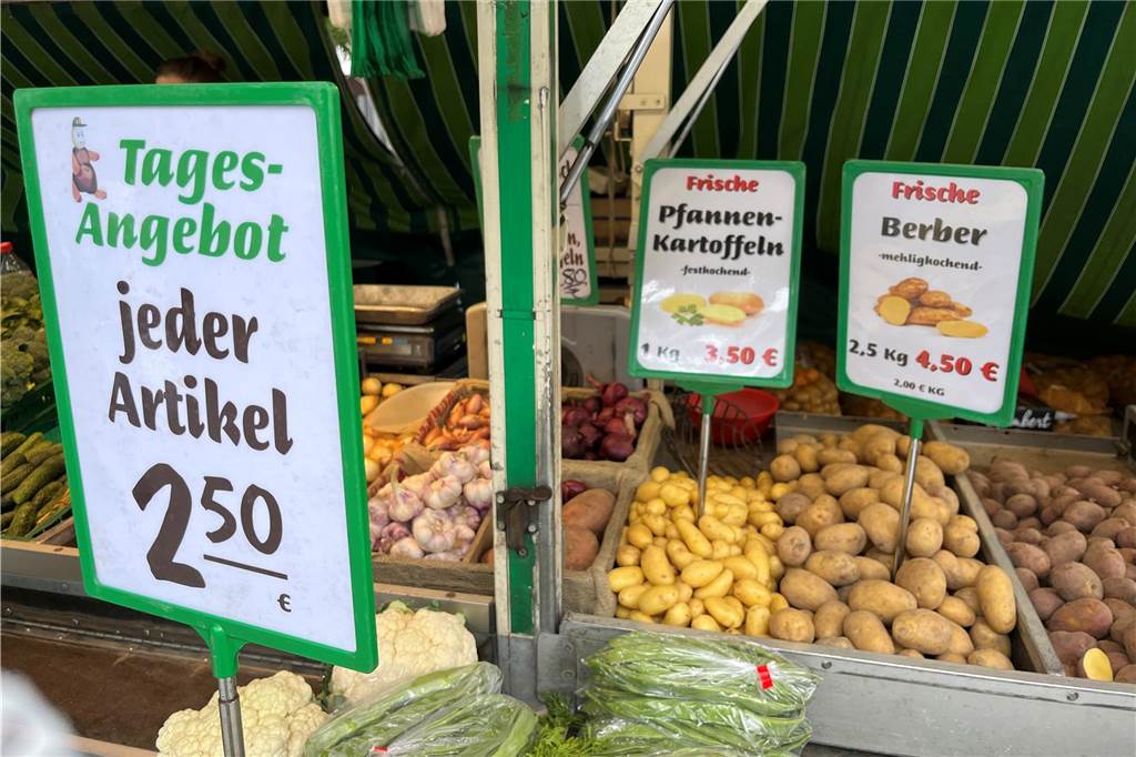 Markthändlerin Annika Fränzer (33) spürt die Inflation beim Salat Preisschilder kennzeichnen die unterschiedlichen Waren am Gemüsestand Fränzer.