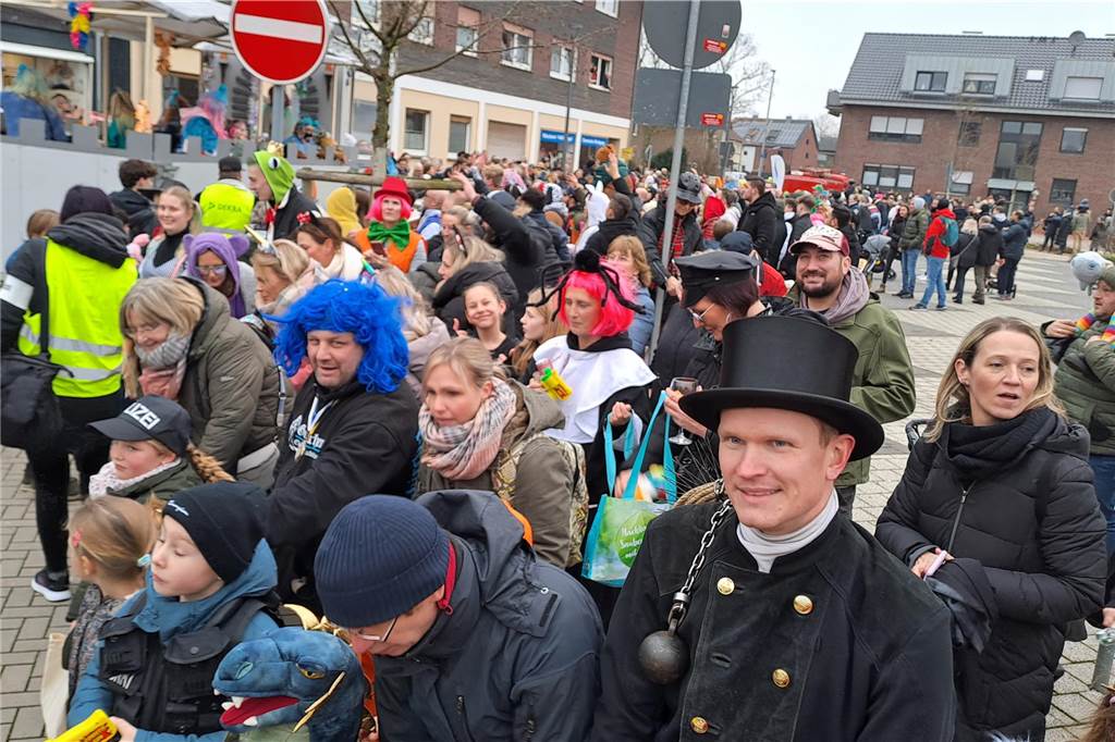 Rosenmontagszug 2023 in Dorsten: Die Narren sind zurück Am Georgplatz warteten schon viele Karnevalisten auf den Rosenmontagszug.