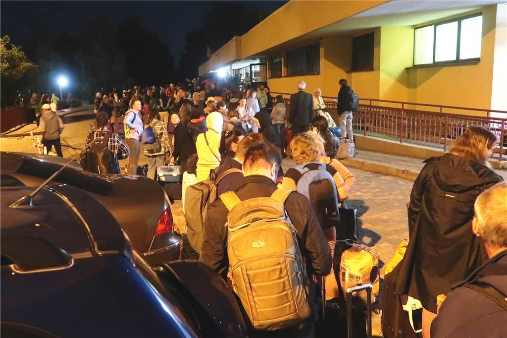 Lüner (62) schleppt Koffer für Geflüchtete und begegnet Macron und Scholz Am Grenzbahnhof Przemyśl kommen jede Nacht 500 bis 1000 Flüchtlinge an. Er ist nicht größer als der Lüner Hauptbahnhof.