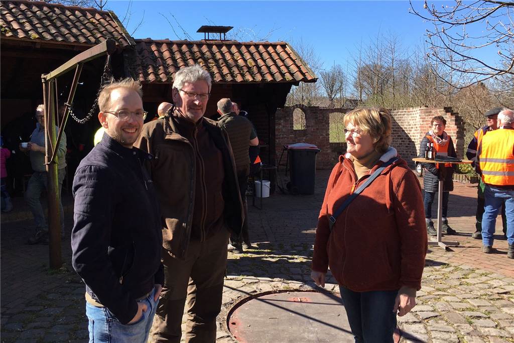 Umwelttag in Legden und Asbeck: Viele Helfer setzen ein Zeichen Am Grillplatz ließen die Sammler den Tag gesellig ausklingen.