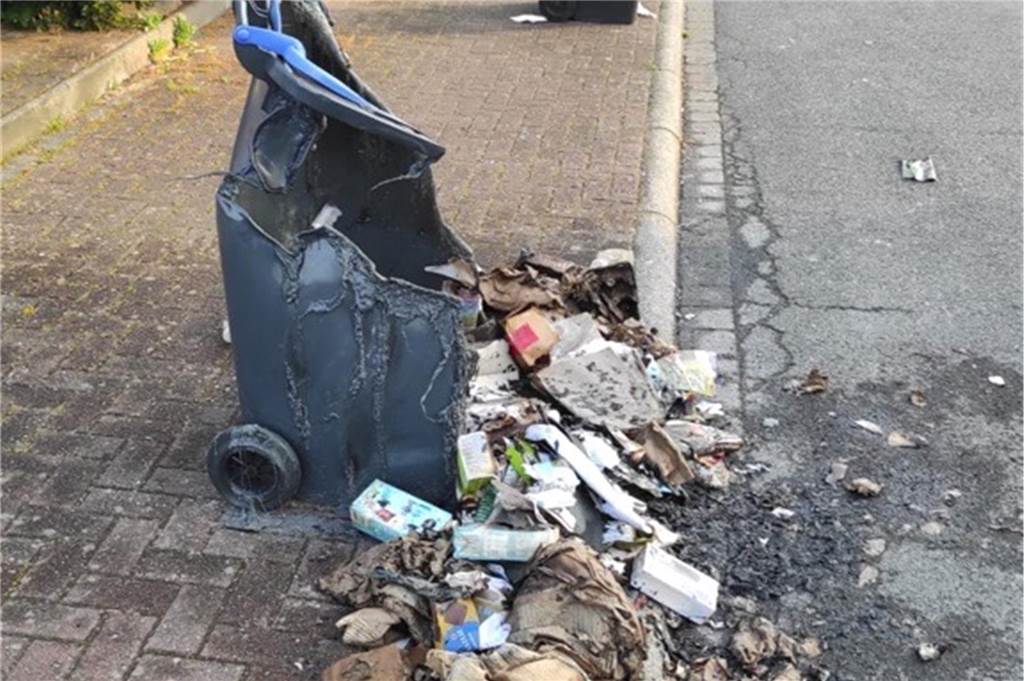 Reste einer Mülltonne nach einem Brand am Grünen Weg in Selm