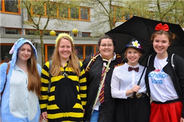 Am Gymnasium Altlünen lautet des Motto am Montag: Helden der Kindheit. Von links nach rechts: Kim Horn - Stich, Marie Braune - Biene Maja, Emily Lachmann - Harry Potter, Eileen Gick - Mary Poppins, Ines Meyer - Schokobon