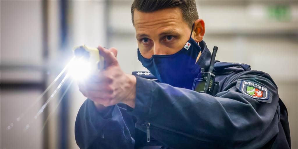 Ein Polizist mit einem Taser in Aktion.