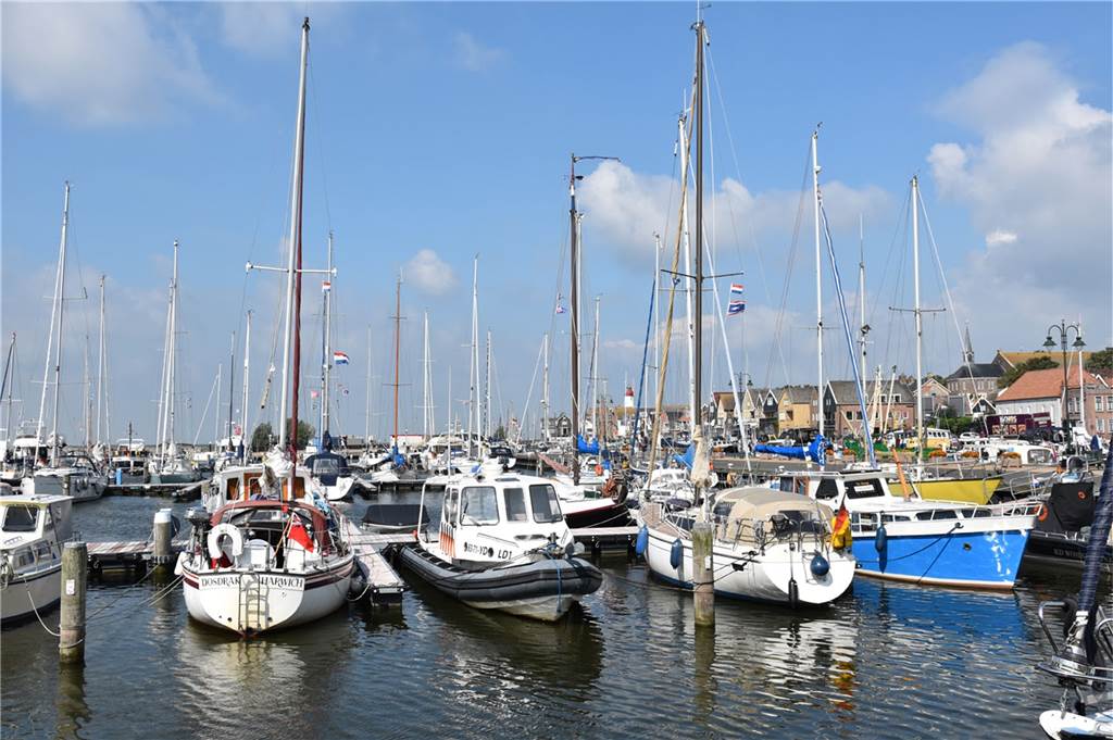 Das ist der kürzeste Weg von Ahaus ans Meer Am Hafen liegen die großen Segelschiffe und Fischerboote.
