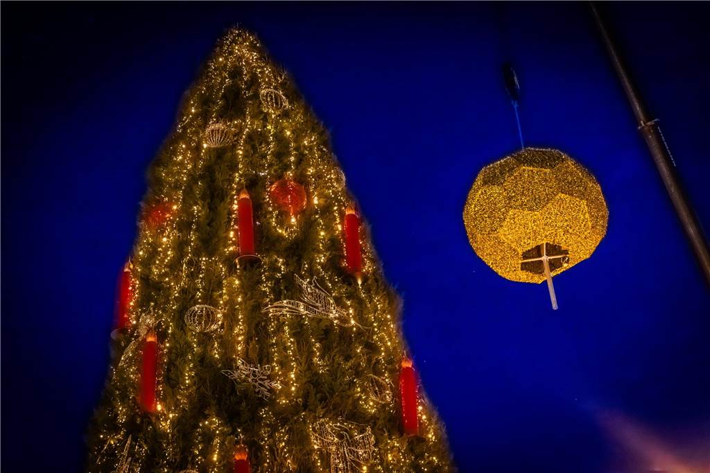 Engel schwebte am frühen Morgen zurück auf den Riesen-Weihnachtsbaum Am Haken eines Mobilkrans wurde die umstrittene Kugel wieder vom Baum heruntergeholt.