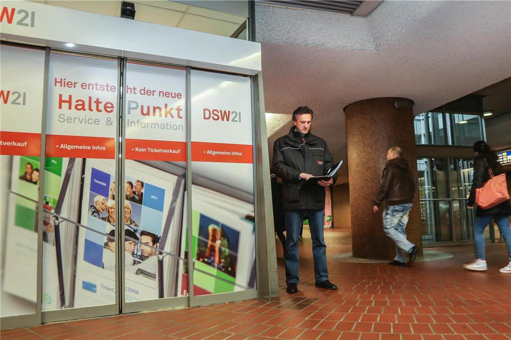 „Deutschland-Ticket“ bei DSW21: Alles, was Sie wissen müssen Am „Halte-Punkt“ in der Stadtbahn-Station Kampstraße kann man sich ab April über das „Deutschland-Ticket“ informieren.