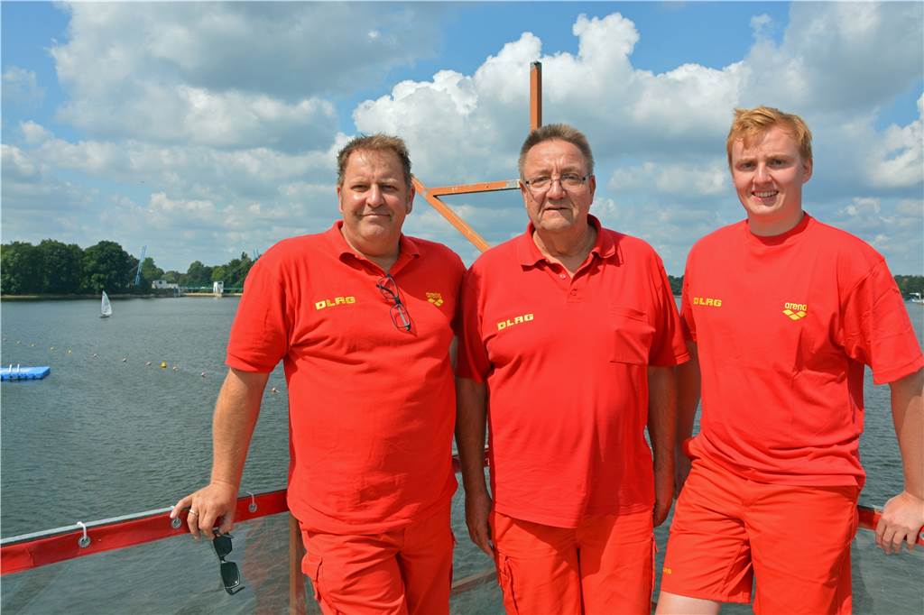 Wenn das Wasser zur Gefahr wird - DLRG warnt vor wachsender Zahl der Nichtschwimmer Am Halterner Stausee stellten für die DLRG Verbandsleiter Markus Treder (v.l.), Pressesprecher Achim Wiese sowie der stellvertretende Halterner Ortsgruppenleiter Lukas Eichstaedt die Zwischenbilanz der Rettungsgesellschaft vor.