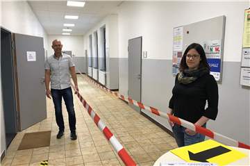Am Hans-Böckler-Berufskolleg in Haltern laufen die Vorbereitungen für die Schulöffnung in Corona-Zeiten. Die Dependance-Leiter Matthias Bomba und Kathrin Ollas haben einige Flure in "Einbahnstraßen" umgewandelt.