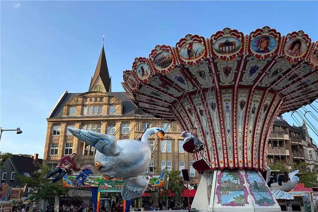 Herbstkirmes war ein Erfolg: Stadt und Stadtmarketing ziehen Bilanz Ein Karussell auf dem Marktplatz bei wolkenlosem Himmel in Castrop.