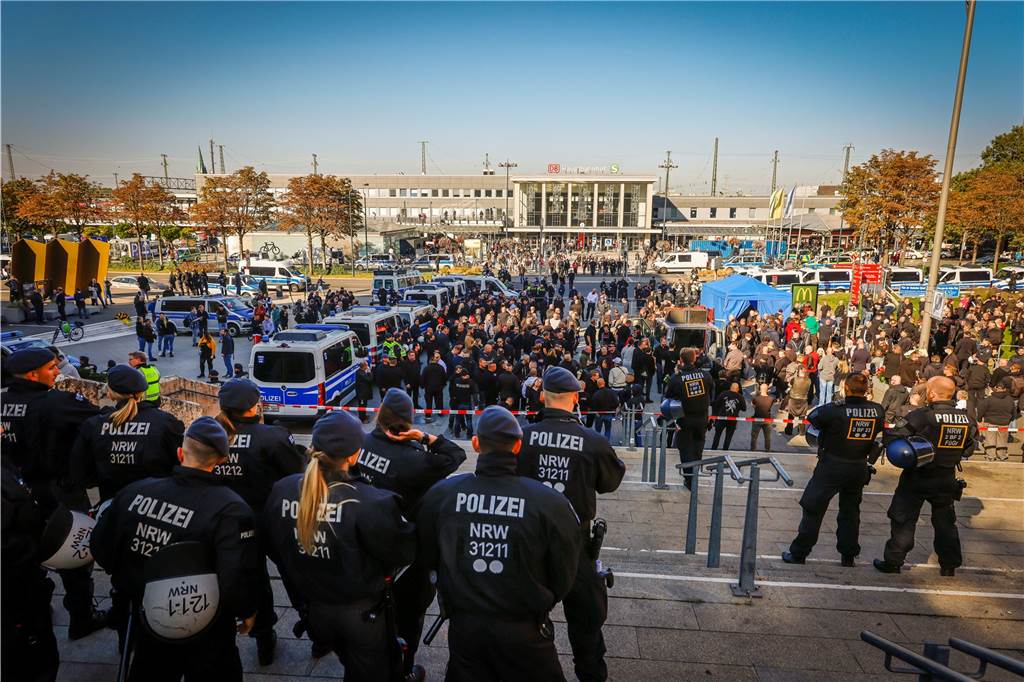 Neonazi-Demo: Knapp 500 Rechtsextremisten zogen durch Dortmund Am Hauptbahnhof sammelten sich die Demo-Teilnehmer zunächst - das sorgte für viel Aufsehen.