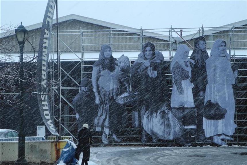 US-Kunstmesse begrüßt Besucher mit Fotos wartender Migranten Am Haupteingang der New Yorker Kunstmesse Armory Show werden Besucher dieses Jahr mit überdimensionalen Fotos von wartenden Migranten begrüßt. Foto: Johannes Schmitt-Tegge