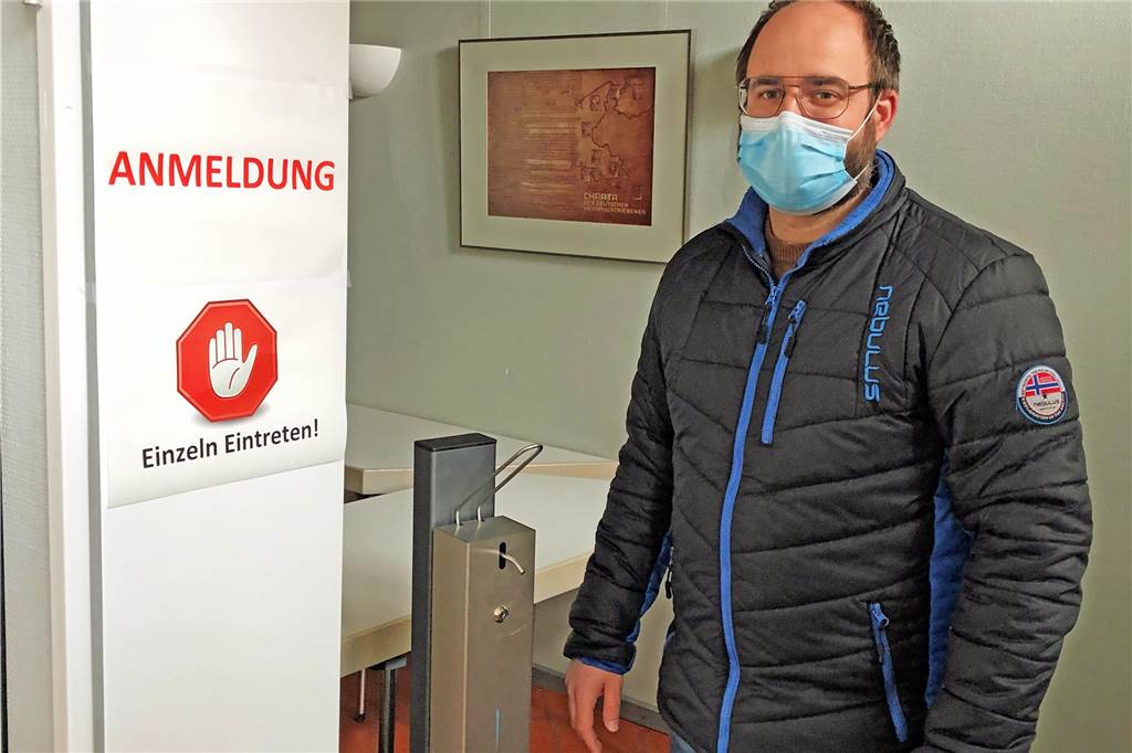 Am Haupteingang ist der Eingang zur Impfstraße. Ordnungsamtsleiter Matthias Lüke und weitere Mitarbeiter der Gemeindeverwaltung haben alles Nötige vorbereitet, damit die drei Impftermine reibungslos und nach gültigen Corona-Regeln ablaufen können.