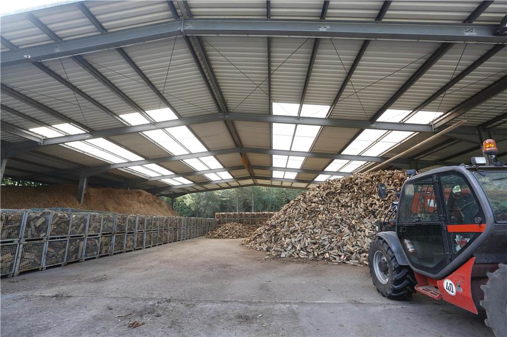 Nach Ansturm im letzten Jahr: In Kirchhellen gibt es wieder Brennholz Kaminholz lagert in einer großen Halle.