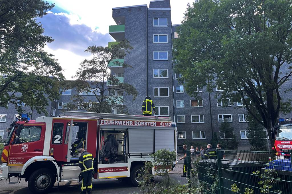 Unheimliche Brandserie in Dorsten: Feuerwehr kommt nicht zur Ruhe Ein Feuerwehrfahrzeug vor einem Mehrfamilienhaus am Himmelsberg in Wulfen-Barkenberg