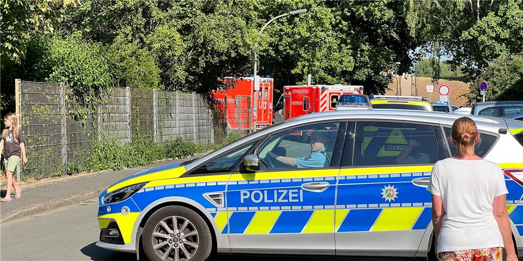 Parkchaos und Tumulte an Dortmunder Freibad: Politik fordert Besucherlimit Polizei und Rettungswagen vor dem Freibad in Deusen am 19.7.22