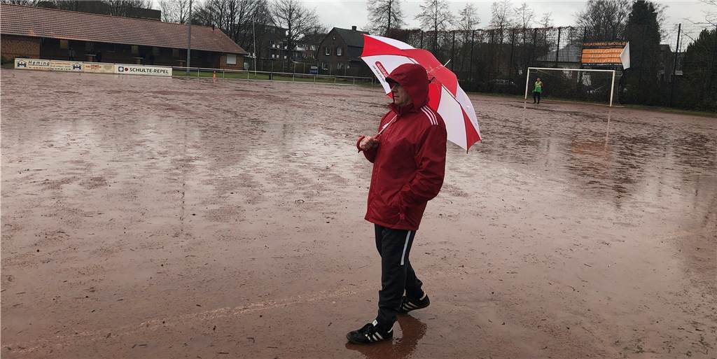 Ein tot geglaubtes Thema feiert im Dorstener Sportausschuss ein überraschendes Comeback Trainer Bernd Reuter auf dem regennassen Ascheplatz des FC Rot-Weiss Dorsten