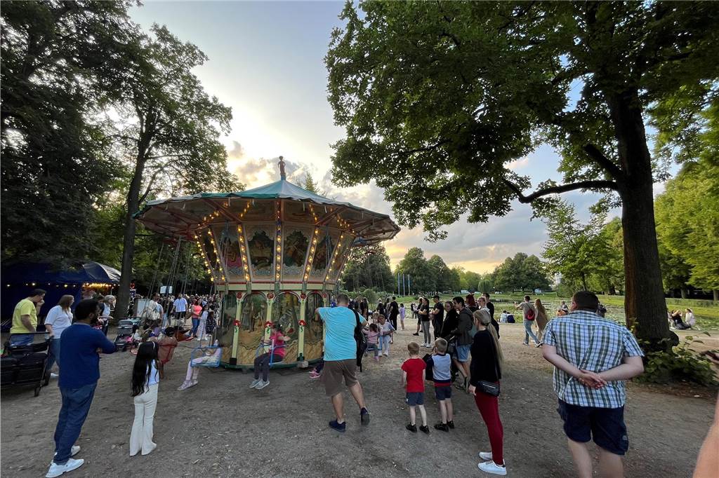 Am Kaiserhain-Teich war ein nostalgischer Jahrmarkt aufgebaut - mit Riesenrad und Kettenkarussell.