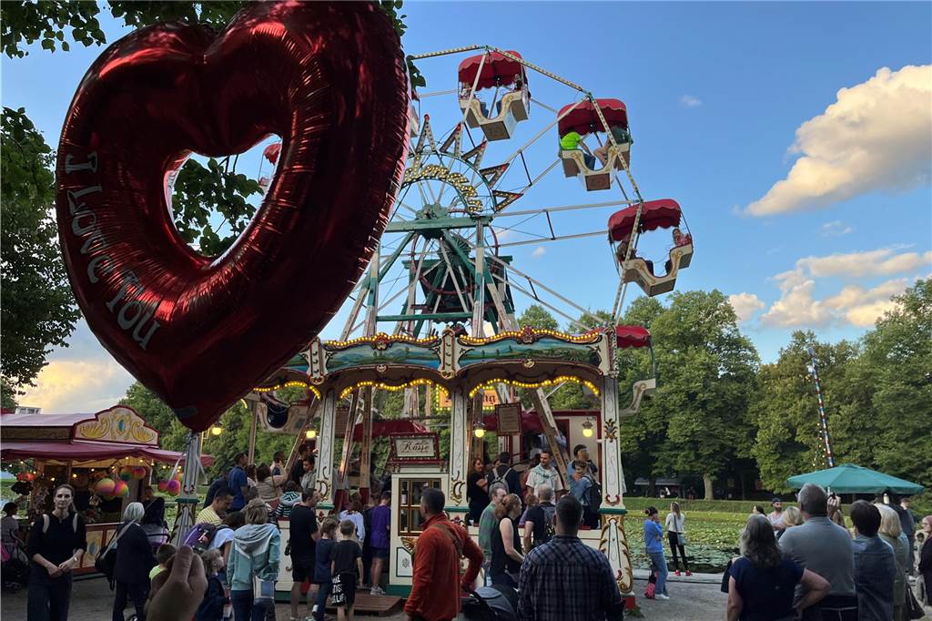 Am Kaiserhain-Teich war ein nostalgischer Jahrmarkt aufgebaut - mit Riesenrad und Kettenkarussell.