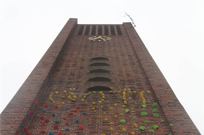 Kletternd zu Gott: Darum hängen bunte Plastikgriffe am Turm der abgerissenen Josefskirche Am Kirchturm der 2017 abgerissenen St. Josef Kirche in Selm kann ab Sonntag bis zu 10 Meter hoch geklettert werden.