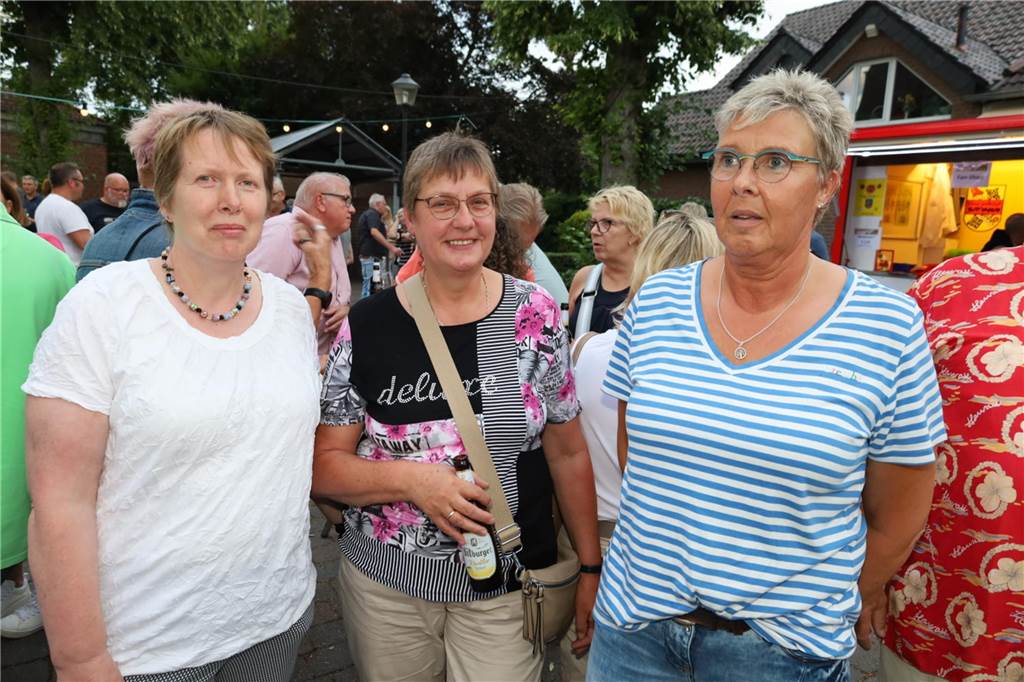 Viele Bilder von den 4. Olfener Summer Specials: Coverhits wehen um den Kittbrunnen Am Kittbrunnen trafen sich die Menschen zum 4. Summer Special.