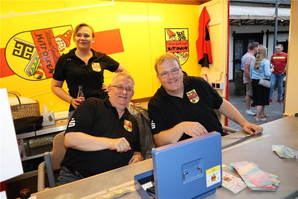 Viele Bilder von den 4. Olfener Summer Specials: Coverhits wehen um den Kittbrunnen Am Kittbrunnen trafen sich die Menschen zum 4. Summer Special.