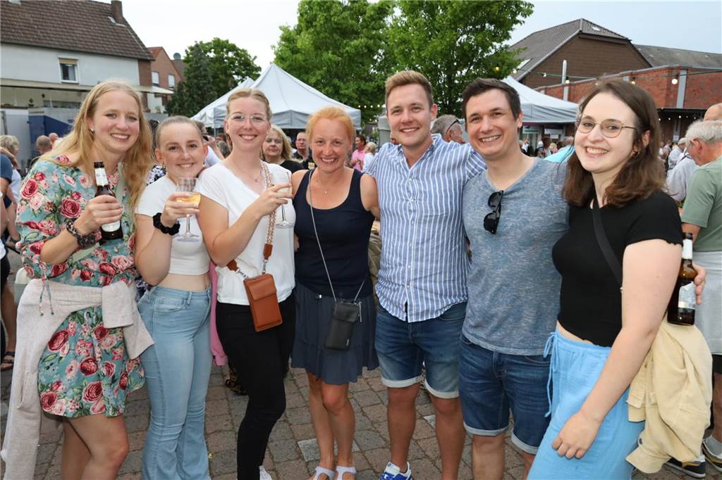 Viele Bilder von den 4. Olfener Summer Specials: Coverhits wehen um den Kittbrunnen Am Kittbrunnen trafen sich die Menschen zum 4. Summer Special.