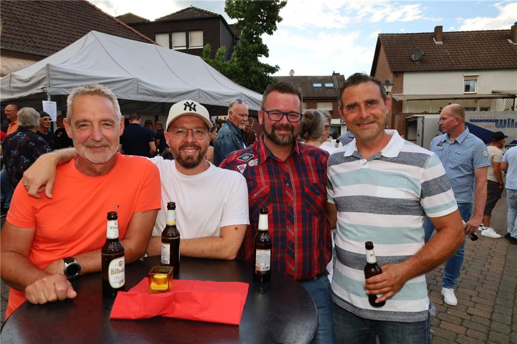 Viele Bilder von den 4. Olfener Summer Specials: Coverhits wehen um den Kittbrunnen Am Kittbrunnen trafen sich die Menschen zum 4. Summer Special.