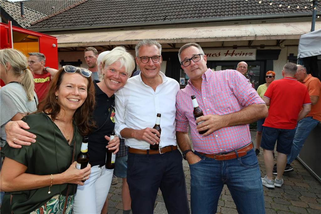 Viele Bilder von den 4. Olfener Summer Specials: Coverhits wehen um den Kittbrunnen Am Kittbrunnen trafen sich die Menschen zum 4. Summer Special.