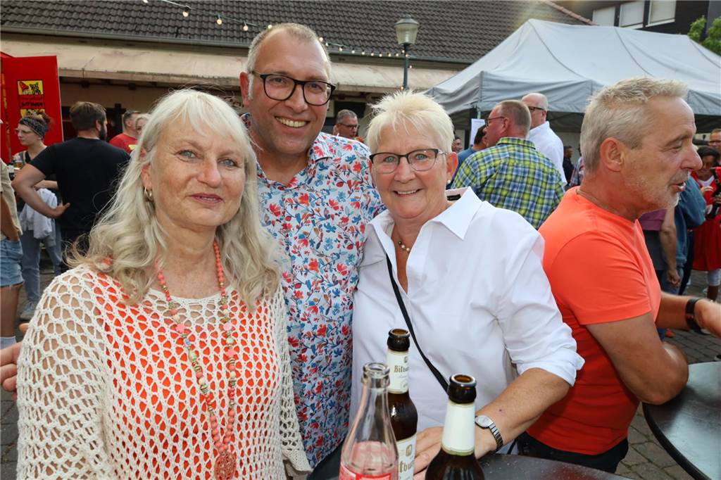 Viele Bilder von den 4. Olfener Summer Specials: Coverhits wehen um den Kittbrunnen Am Kittbrunnen trafen sich die Menschen zum 4. Summer Special.