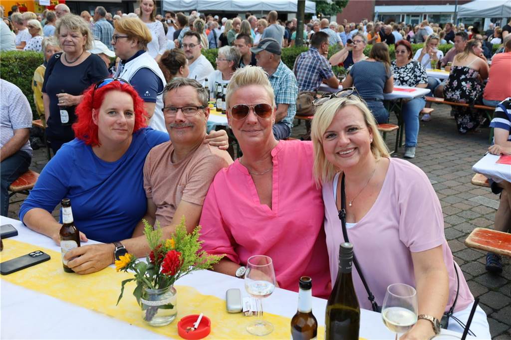 Viele Bilder von den 4. Olfener Summer Specials: Coverhits wehen um den Kittbrunnen Am Kittbrunnen trafen sich die Menschen zum 4. Summer Special.