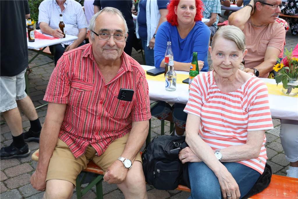 Viele Bilder von den 4. Olfener Summer Specials: Coverhits wehen um den Kittbrunnen Am Kittbrunnen trafen sich die Menschen zum 4. Summer Special.
