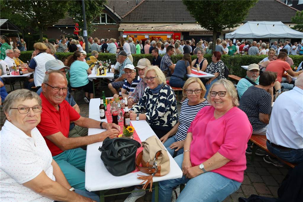 Viele Bilder von den 4. Olfener Summer Specials: Coverhits wehen um den Kittbrunnen Am Kittbrunnen trafen sich die Menschen zum 4. Summer Special.