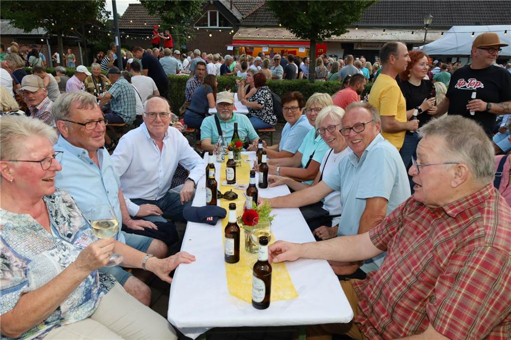 Viele Bilder von den 4. Olfener Summer Specials: Coverhits wehen um den Kittbrunnen Am Kittbrunnen trafen sich die Menschen zum 4. Summer Special.
