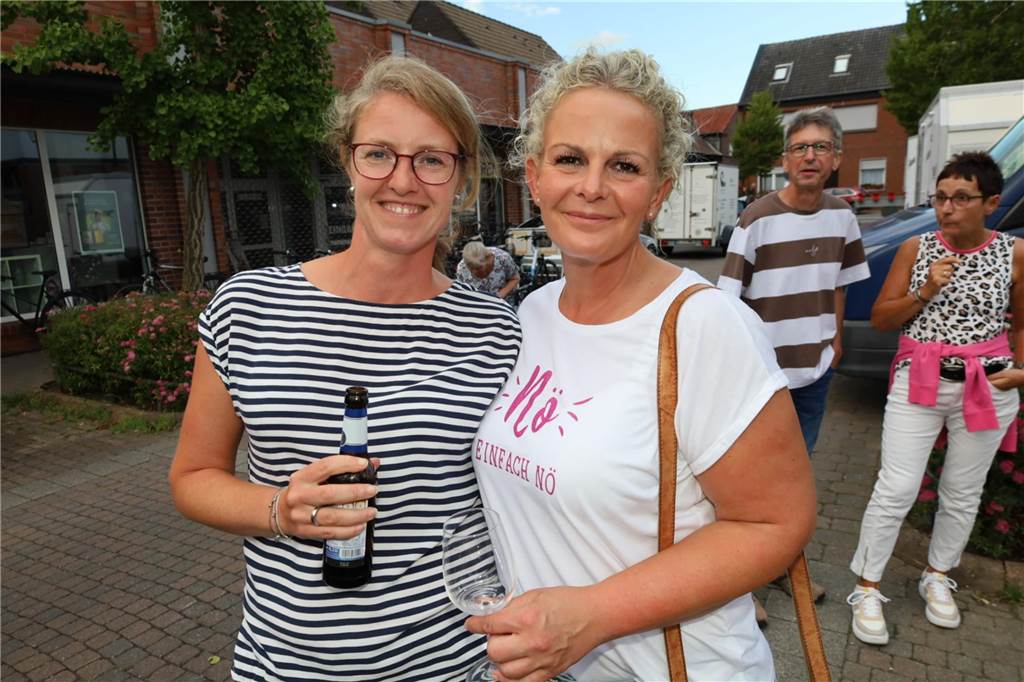 Viele Bilder von den 4. Olfener Summer Specials: Coverhits wehen um den Kittbrunnen Am Kittbrunnen trafen sich die Menschen zum 4. Summer Special.