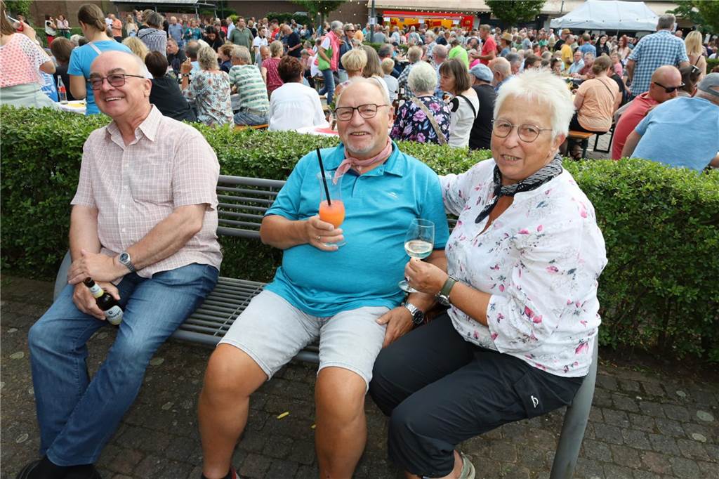 Viele Bilder von den 4. Olfener Summer Specials: Coverhits wehen um den Kittbrunnen Am Kittbrunnen trafen sich die Menschen zum 4. Summer Special.