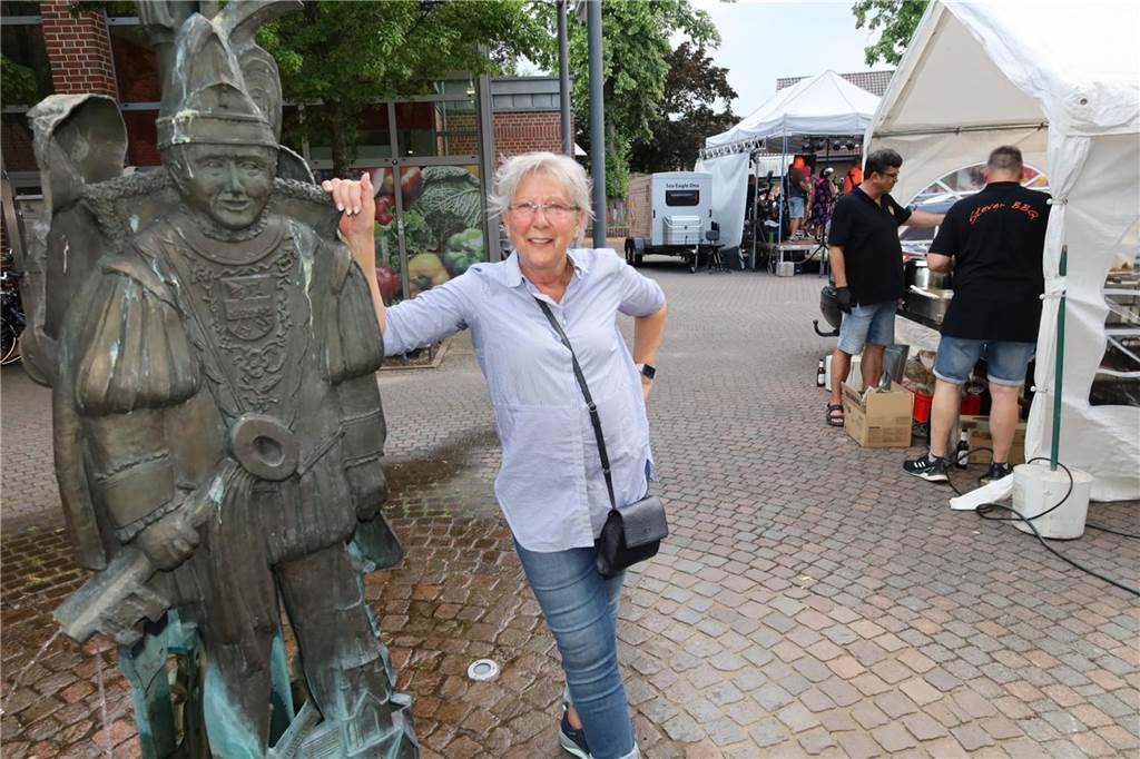 Viele Bilder von den 4. Olfener Summer Specials: Coverhits wehen um den Kittbrunnen Am Kittbrunnen trafen sich die Menschen zum 4. Summer Special.