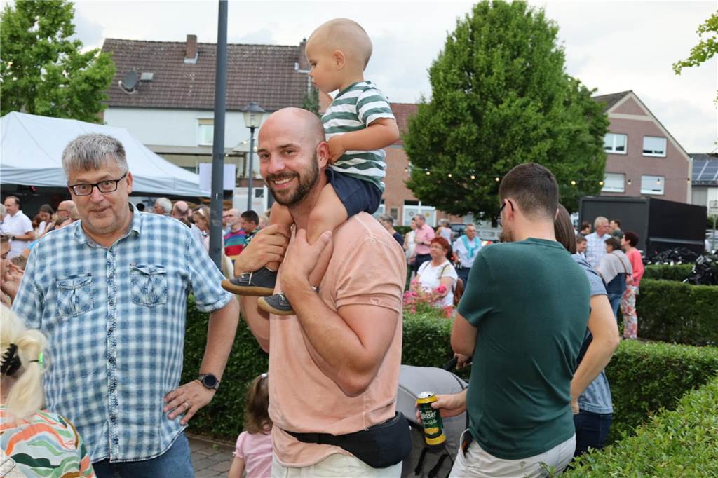 Viele Bilder von den 4. Olfener Summer Specials: Coverhits wehen um den Kittbrunnen Am Kittbrunnen trafen sich die Menschen zum 4. Summer Special.