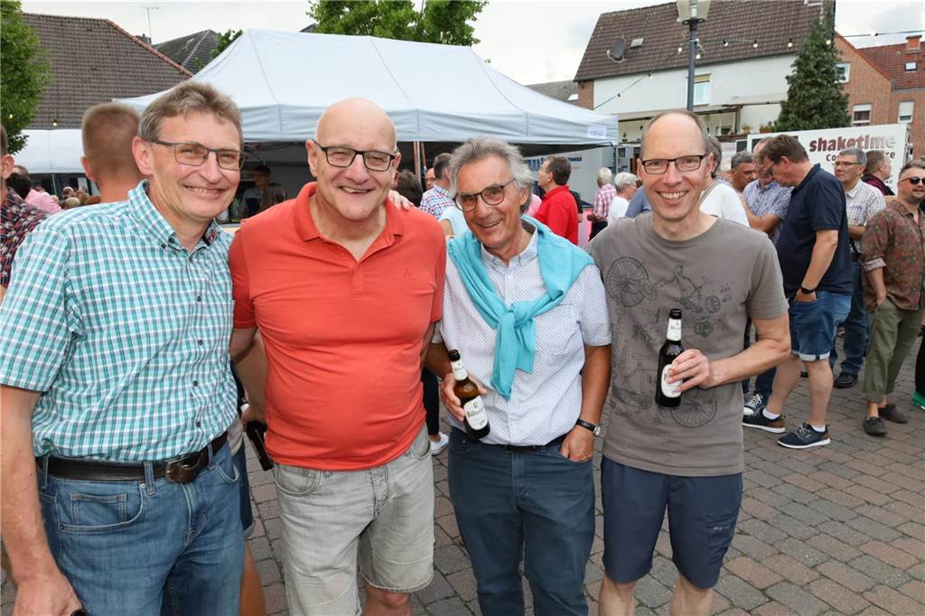 Viele Bilder von den 4. Olfener Summer Specials: Coverhits wehen um den Kittbrunnen Am Kittbrunnen trafen sich die Menschen zum 4. Summer Special.