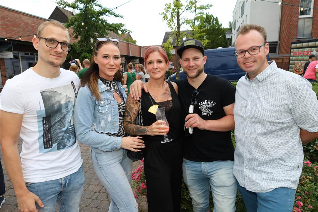 Viele Bilder von den 4. Olfener Summer Specials: Coverhits wehen um den Kittbrunnen Am Kittbrunnen trafen sich die Menschen zum 4. Summer Special.