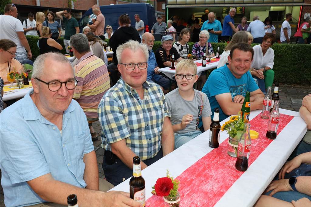 Viele Bilder von den 4. Olfener Summer Specials: Coverhits wehen um den Kittbrunnen Am Kittbrunnen trafen sich die Menschen zum 4. Summer Special.