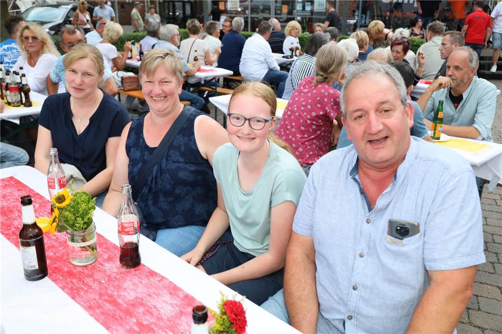 Viele Bilder von den 4. Olfener Summer Specials: Coverhits wehen um den Kittbrunnen Am Kittbrunnen trafen sich die Menschen zum 4. Summer Special.