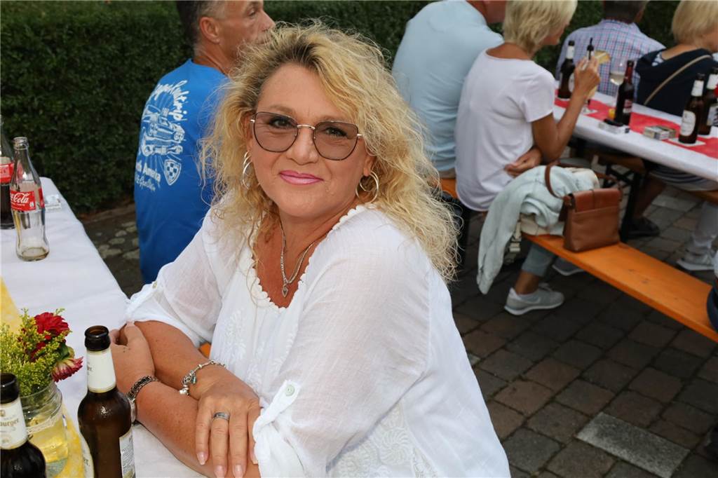 Viele Bilder von den 4. Olfener Summer Specials: Coverhits wehen um den Kittbrunnen Am Kittbrunnen trafen sich die Menschen zum 4. Summer Special.