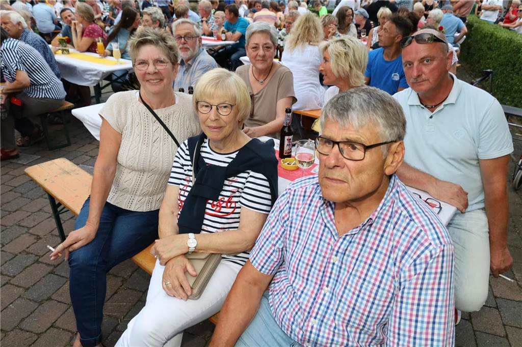Viele Bilder von den 4. Olfener Summer Specials: Coverhits wehen um den Kittbrunnen Am Kittbrunnen trafen sich die Menschen zum 4. Summer Special.